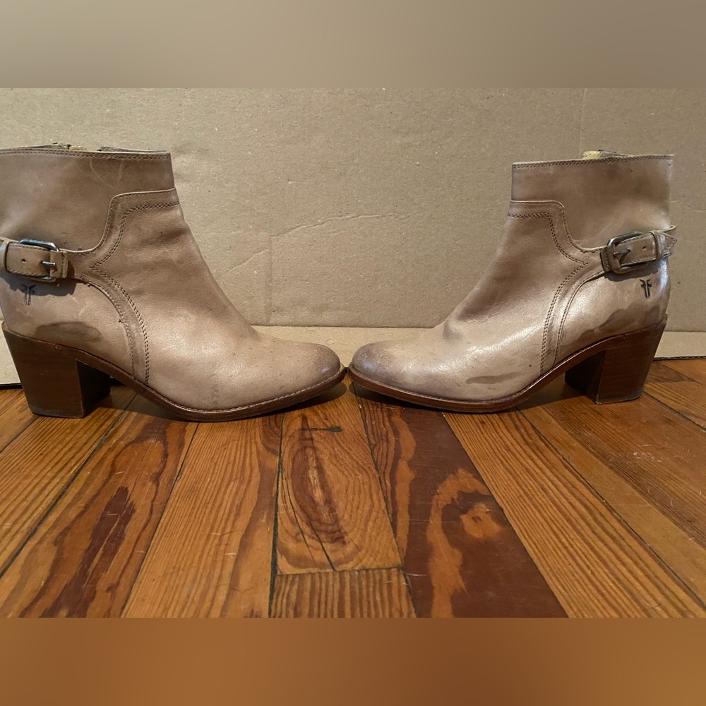 FRYE&co Womens 8B Authentic distressed tan leather heeled ankle boots
